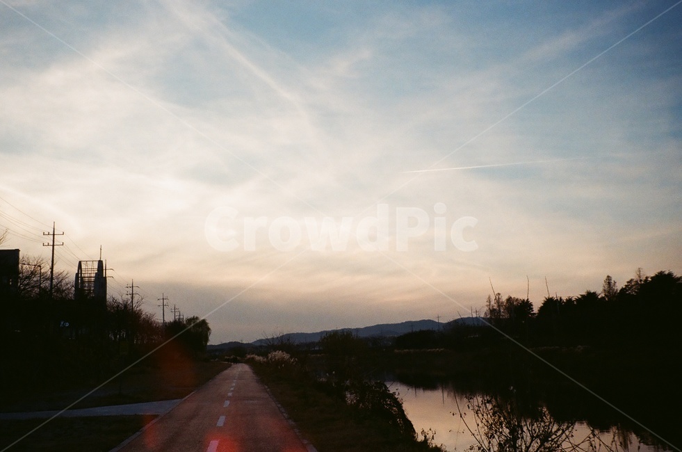 road,도로,highway,고속도로,freeway,하늘,구름,강,산책로,노을,필름,감성