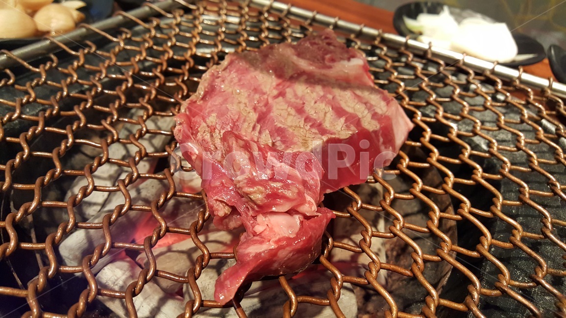 소고기,고기,고기구이,마블링,빨강,색,잘려진,요리,요리중,굽는중,굽기,맛있음,음식,재료,신선함,스테이크,steak,bbq,비비큐,음식,식재료,요리,food,cook,meal,dishes,food reserves,육류,고기,meat