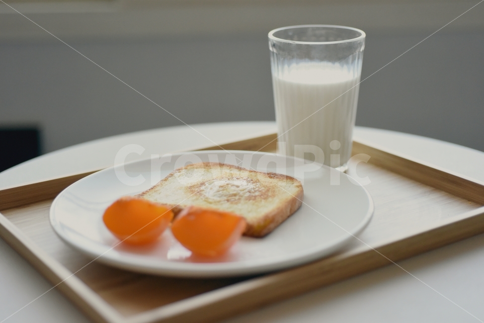 우유,빵,홍시,식사,디저트,감,나무트레이,감성사진,홈,생활사진,리빙,먹거리,토스트,음식,식재료,요리,food,cook,meal,dishes,food reserves,빵,bread,아침식사,조식,브런치,breakfast,brunch,감성,sensible,feeling