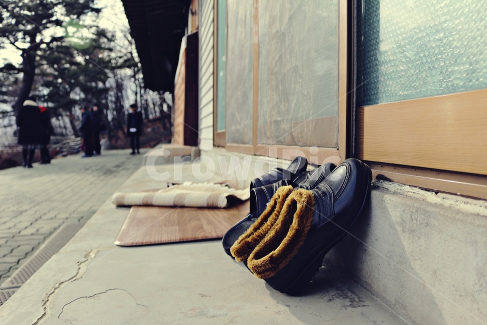 교동도,고무신,신발,시골,정겨움,정,감성,옛스러움,멋,건물,shoes,털신발,겨울,아웃포커싱,풍경,landscape,사물,물건,오브젝트,thing,object,matter