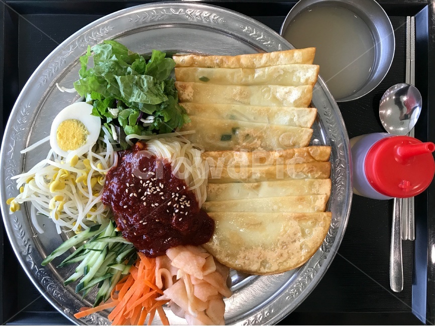 쫄면,만두,비빔만두,비빔,비빔면,푸드코드,식사,점심,점심식사,저녁식사,출출한,한끼식사,한끼,든든한,색감,색상,음식,식재료,요리,food,cook,meal,dishes,food reserves,면류,면요리,noodles,한식,한국음식,한국요리,korean food,korean dishes,korean meal,korean cook
