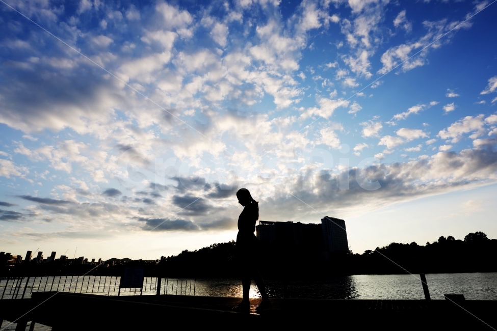 역광,실루엣,인물,분위기,해질녘,감성,emotion,feeling,색감,color,하늘,sky,사람,sunset,호수,lake,사람,인물,인간,human,person,여성,여자,woman,female,lady,인물실루엣,사람실루엣,character silhouette,human silhouette,고독함,외로움,쓸쓸함,우울함,슬픔,lonely,solitary,silhouette,nature,자연