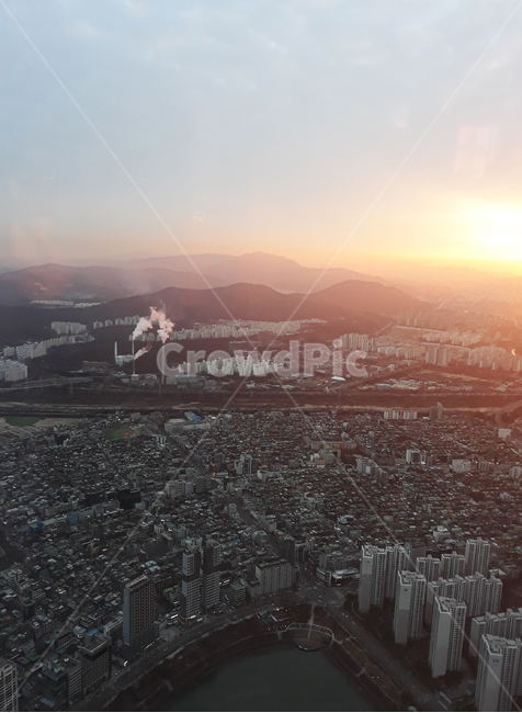 하늘,해질녘,저녁,노을,햇빛,태양,해,산,먼산,아파트,집,건설,건물,하우스,빌딩,건축,도시,도심,서울,대한민국,한국,항공뷰,항공촬영,일출,일몰,어둠
