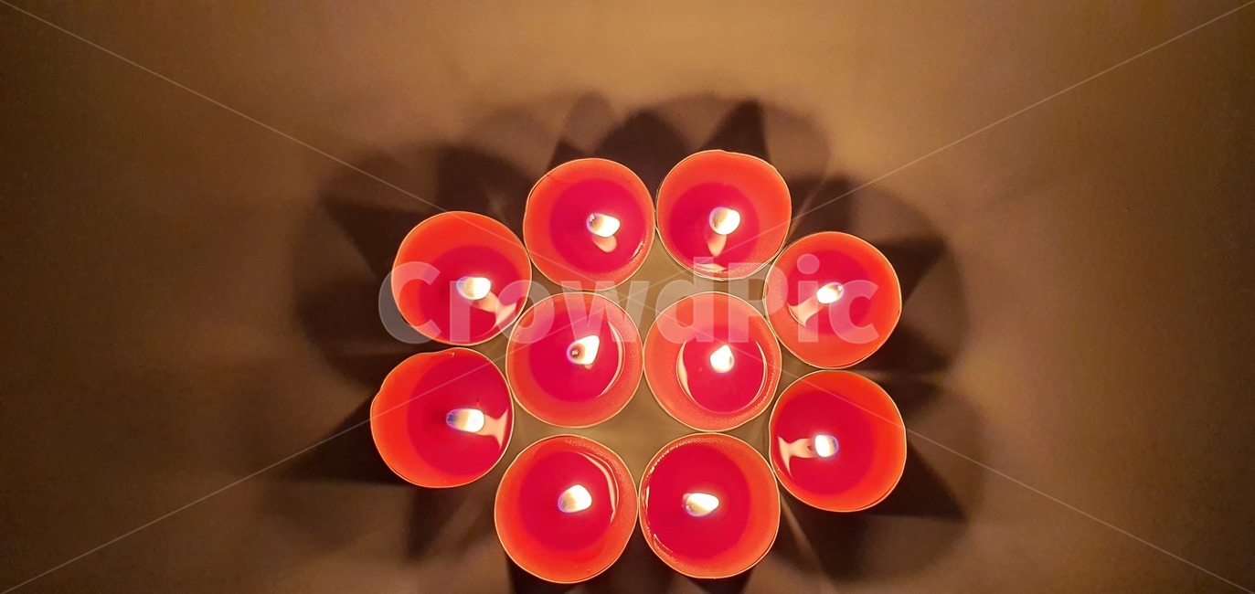 초,양초,향초,장식,candle,flame,background,decoration,fire,christmas,dark,night,celebration,holiday,candlelight,light,yellow,glowing,bright,wax,xmas,religion,glow,church,burn,peace,burning,symbol,romance,black,design,festive,darkness,many