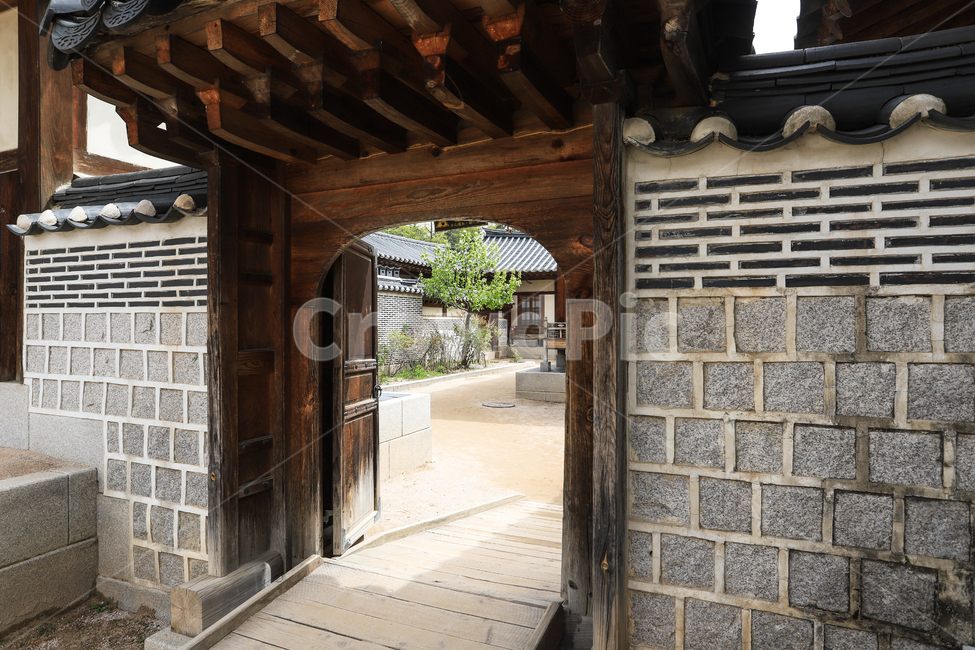 경복궁,문화재,서울,건축,궁전,문,단청,지붕,기와,돌담,돌기둥,고건축,한국,건청궁,창호지,서까래,석가래,기둥,창살,흙길,주춧돌,추녀,목조건축물,창문,중문,한국전통,한국문화,korean traditional,korean culture,건축물,건물외관,exterior,building,structure,architecture,construction