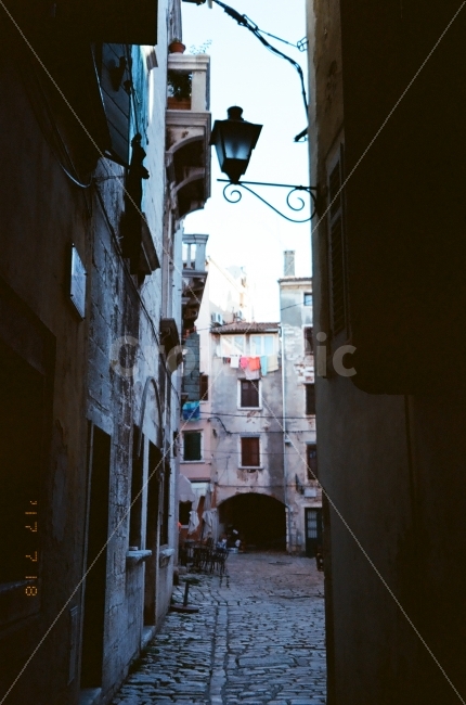 골목,길,필름사진,필름,크로아티아,로빈,여행,산책,테라스,빨래,film,filmcamera,croatia,walk,vintage,analog,골목길,alley,해외,외국,세계,foreign,oversea,world,세계도시풍경,해외도시풍경,외국도시풍경,world cityscape,감성,sensible,feeling,빈티지사진,빈티지느낌,빈티지감성,vintage,path,통로,walkway,보도