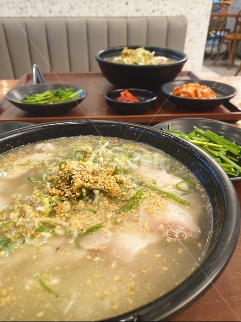 국밥,한국음식,전통음식,korea,koreafood,맛있는,향토적인,음식,고기국,한상차림,식사,반찬,김치,부추,부추무침,무말랭이,고기,한식,한국음식,한국요리,korean food,korean dishes,korean meal,korean cook