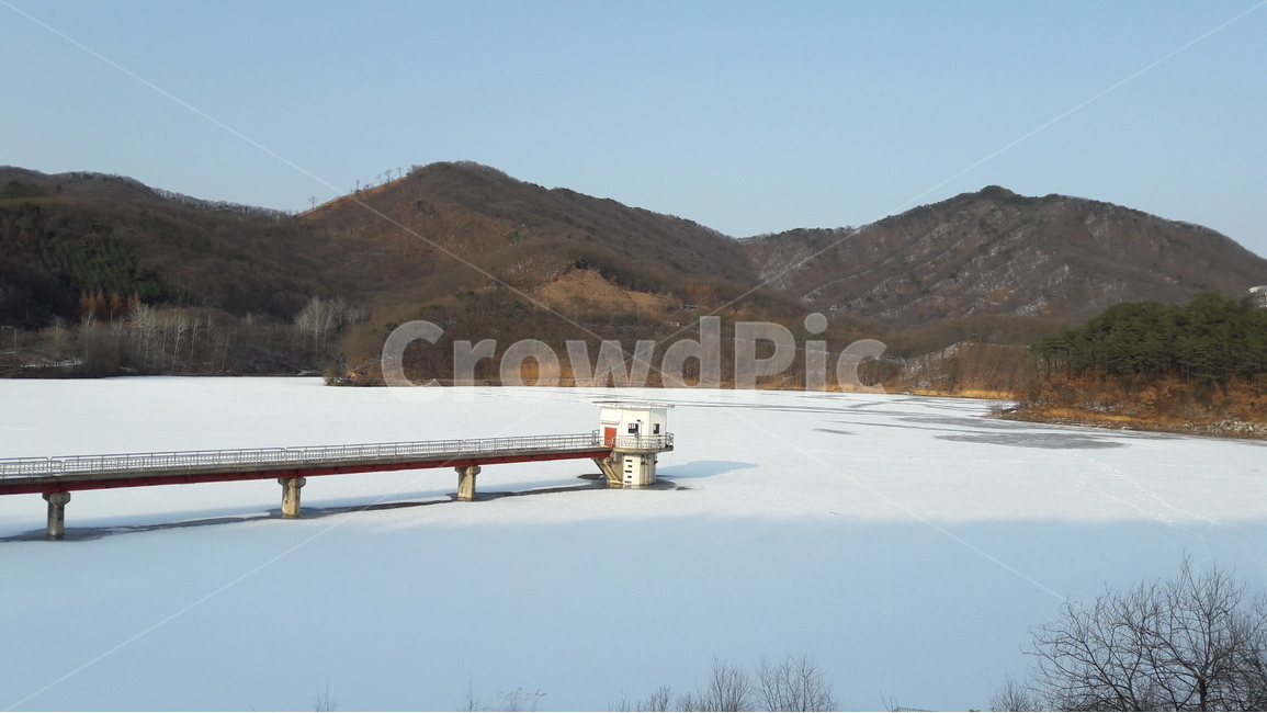 겨울,눈,산,저수지,호수,겨울,계절,winter,season,자연,풍경,nature,landscape,한국자연풍경,한국자연경관,korea nature landscape,outdoors,옥외