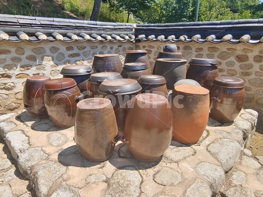 장독대,장류,햇살,뒤뜰,항아리,고추장,된장,씨장,한국전통,한국문화,korean traditional,korean culture