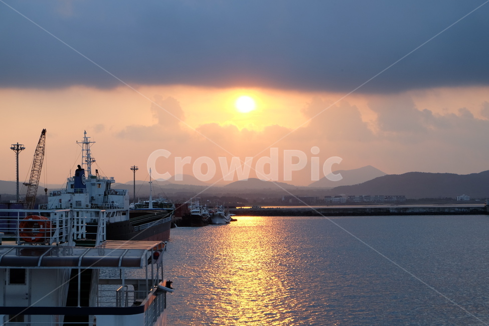 노을,바다,배,하늘,해,sea,sky,우도,제주도,제주,jeju,일몰,ship,자연,풍경,nature,landscape,water,물,vehicle,차량,transportation,교통,watercraft,선박,boat,보트,waterfront,워터 프론트