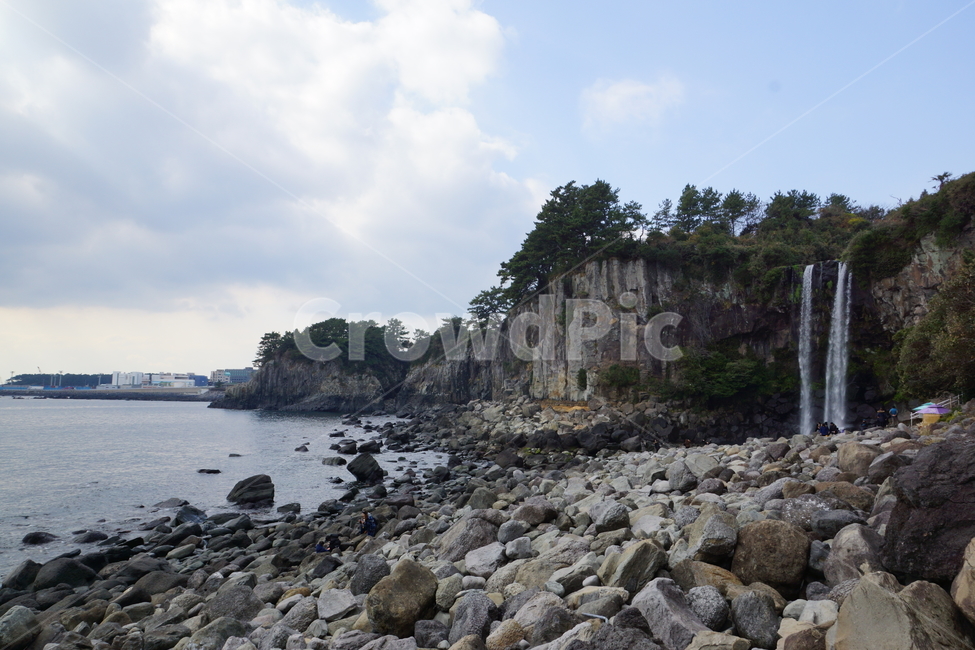폭포,제주도,여행,자연,바다,폭포수,바위,구름,바닷가,자연,풍경,nature,landscape,rubble,파편,promontory,곶