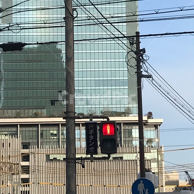 신호등,전봇대,교통,표지판,전깃줄,일본,빨간불,파란불,횡단보도