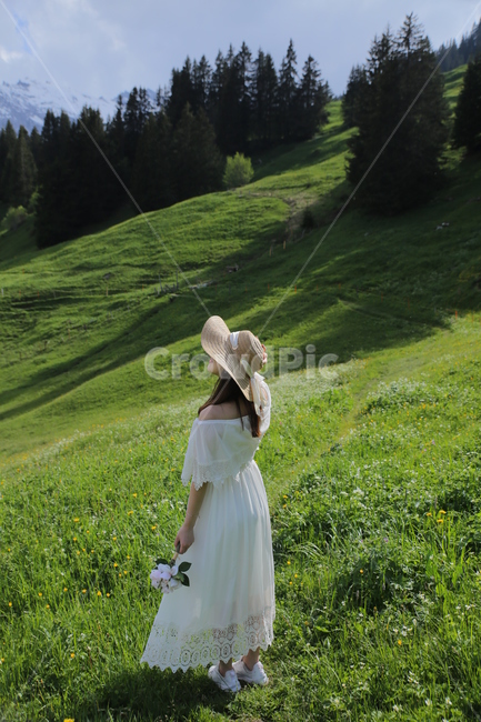 들판,grassland,목초지,field,들,outdoors,옥외,apparel,의복,clothing,의류,nature,자연,grass,잔디,plant,식물,dress,드레스,person,사람,human,인간,female,여자,자연,풍경,nature,landscape,사람,인물,인간,human,person,여성,여자,woman,female,lady,여행,휴가,traveling,vacation,trip