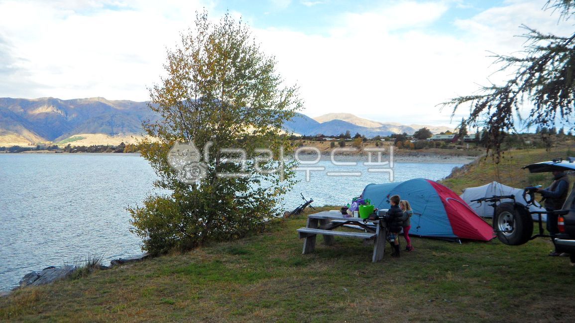 뉴질랜드,호수,텐트,피크닉,테이블,가족,하웨아호수,배경,가을,물,산,하늘,잔디,나무,옥외,남섬,풍경,해외,외국,세계자연풍경,해외자연풍경,외국자연풍경,newzealand,lake,lakehowea,background,autumn,water,mountain,sky,grass,trees,outdoors,southisland,landscape,overseas,foreign,worldnaturallandscape,overseasnaturallandscape,foreignnaturallandscape,캠핑,camping,인간,human