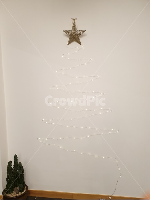 크리스마스,크리스마스트리,줄조명,크리스마스인테리어,하얀벽,메리크리스마스,성탄절,merry christmas,인테리어,실내디자인,interior design
