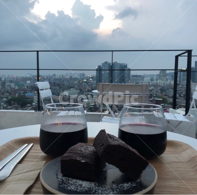 drink,음주,alcohol,beverage,마실것,beer,맥주,부라우니,루프탑,와인,카페,분위기,하늘,옥상,테이블,한국도시풍경,한국도시경관,korea cityscape,디저트,간식,후식,dessert,snack,술,주류,alcohol