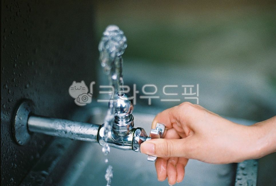 analog,faucet,emotion,droplets,water supply,film,water,summer,film camera,hand