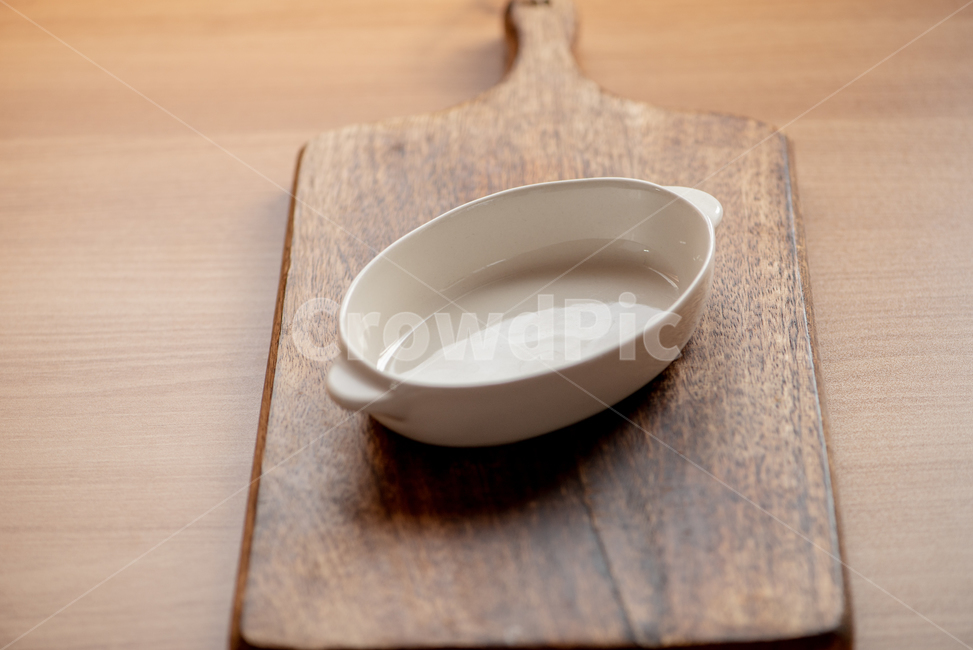 도마,나무도마,그릇,접시,흰그릇,하얀그릇,빈그릇,나무패턴,나무테이블,사물,물건,오브젝트,thing,object,matter,연출,컨셉,콘셉,direction,concept