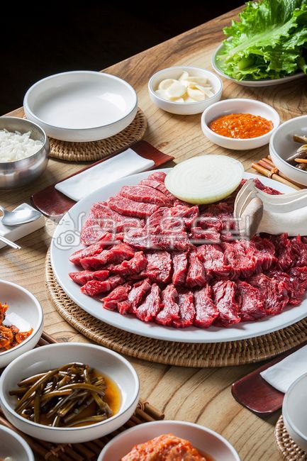 table setting,Rattan,onion,Korean beef sashimi,Assorted raw meat,cow,raw meat,beef,plate,Lettuce,Six sashimi,Cow Korean beef,Hanjeongsik,bamboo stand,rattan support,plate holder,mushroom,garlic,Korean cuisine,restaurant,Domestic Korean beef,Korean beef,fo