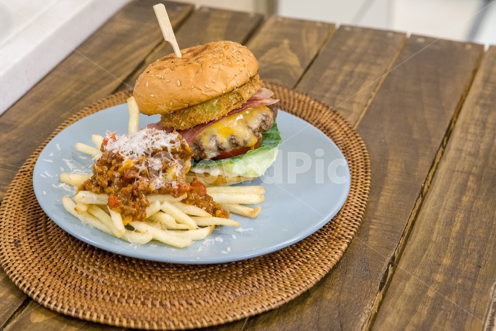 background,bacon,burger,cheese,cooked,cuisine,delicious,dinner,dish,food,frenchfries,gourmet,grilled,hamburger,handmadeburger,homemade,lunch,meal,meat,plate,restaurant,roasted,table,tasty,wooden,음식,버거,햄버거,수제버거,수제,요리,치즈,베이컨,감자튀김,할리피뇨,빵,식사,패스트푸드,음식,식재료,요리,food,cook,meal,dishes,food reserves,양식,서양음식,서양요리,western food,western dishes,western meal,western cook