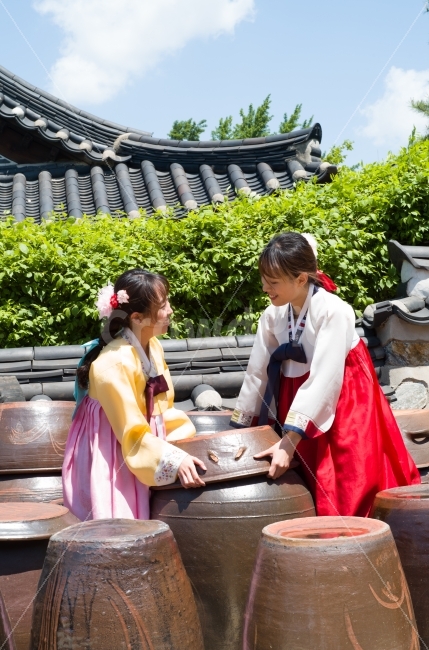 한옥,전통,장독대,친구,남산한옥마을,한국전통,한국문화,korean traditional,korean culture,한복,한국전통의상,hanbok,korean traditional clothes,사람,인물,인간,human,person,감정표현,기분,feeling,emotion,친구,우정,friendship,companion,연출,컨셉,콘셉,direction,concept