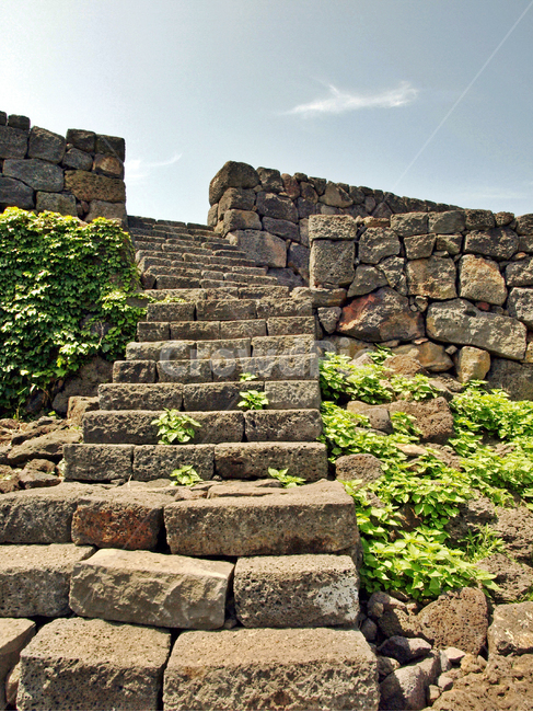 봉화,연기,통신,별도연대,올레18코스,올레길,제주,자연,풍경,nature,landscape,제주도,jeju,jeju island,path,통로,walkway,보도,slate,슬레이트,staircase,계단,wall,벽
