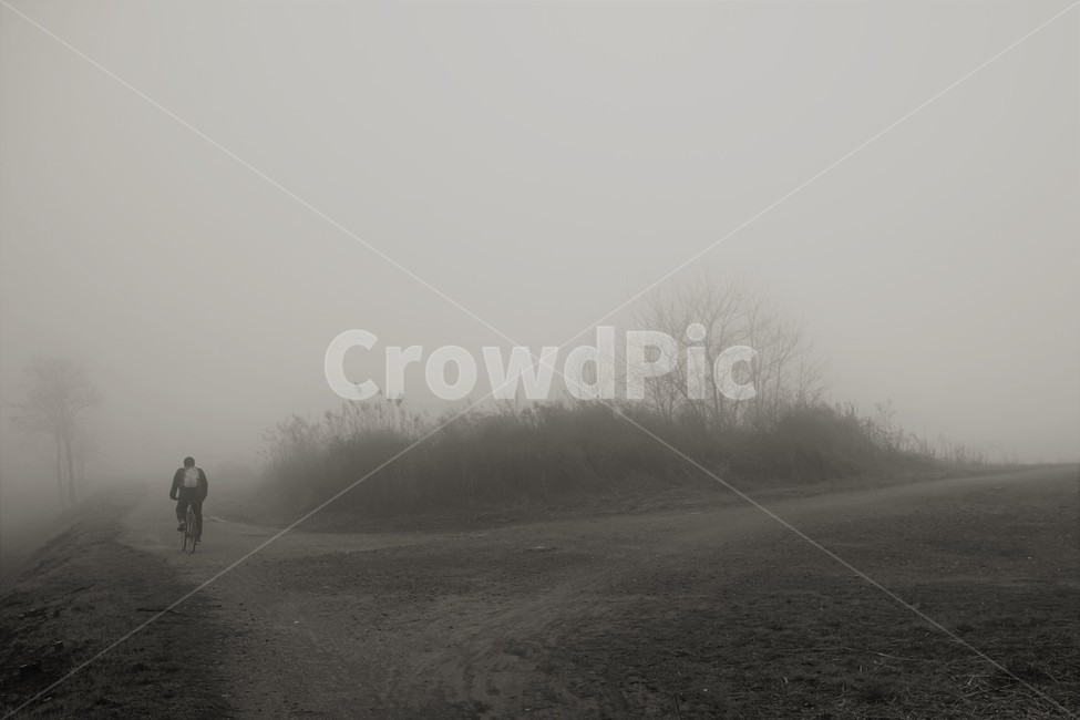 사람,안개,풍경,자전거,소래,갯골,자연,풍경,nature,landscape,사람,인물,인간,human,person,고독함,외로움,쓸쓸함,우울함,슬픔,lonely,solitary,흑백,모노톤,monochrome,black and white,weather,날씨,outdoors,옥외,fog,mist