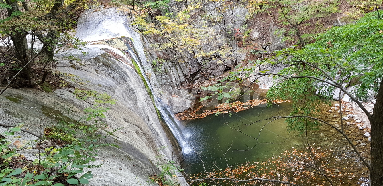 폭포,산속풍경,숲속풍경,바위폭포,산폭포