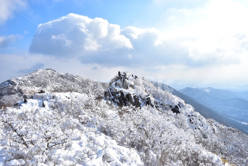 무등산,국립공원,풍경,힐링,산행,설경,상고대,서리꽃,서석대,입석대,안양산,백마능선,장불재,증심사,중봉,중머리재,천왕봉,지왕봉,Korea,National,Park,눈풍경,등산,주상절리,판타스틱,겨울왕국,겨울,지질공원,인왕봉,천지인,설국,2018년,1월,눈꽃,파란하늘,트레킹,winter,landscape,감성,아름다운,황홀한,장관,비경,선경,최고,사진,겨울,계절,winter,season,자연,풍경,nature,landscape,한국자연풍경,한국자연경관,korea nature landscape,outdoors,옥외,mountain,산,ice,얼음