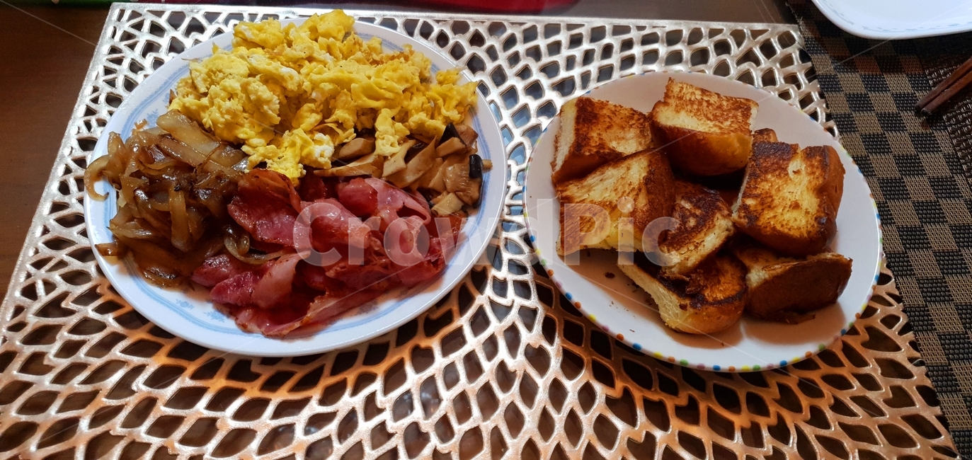 빵,양파,베이컨,달걀,버섯,그릇,버터