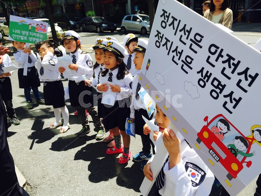 인간,사람,의복,경찰,어린이경찰,사람,인물,인간,human,person,사람들,대중,군중,other people,crowd,어린이,어린아이,child,children,kid