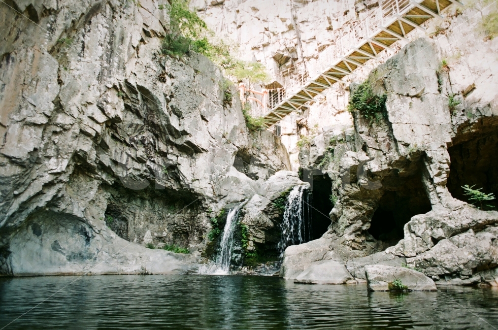 내연산관음폭포,관음폭포,폭포,포항내연산,필름사진,자연,풍경,nature,landscape,cave,동굴,cove,후미,water,물,coast,연안,sea,바다,shoreline,해안선,ocean,대양,outdoors,옥외