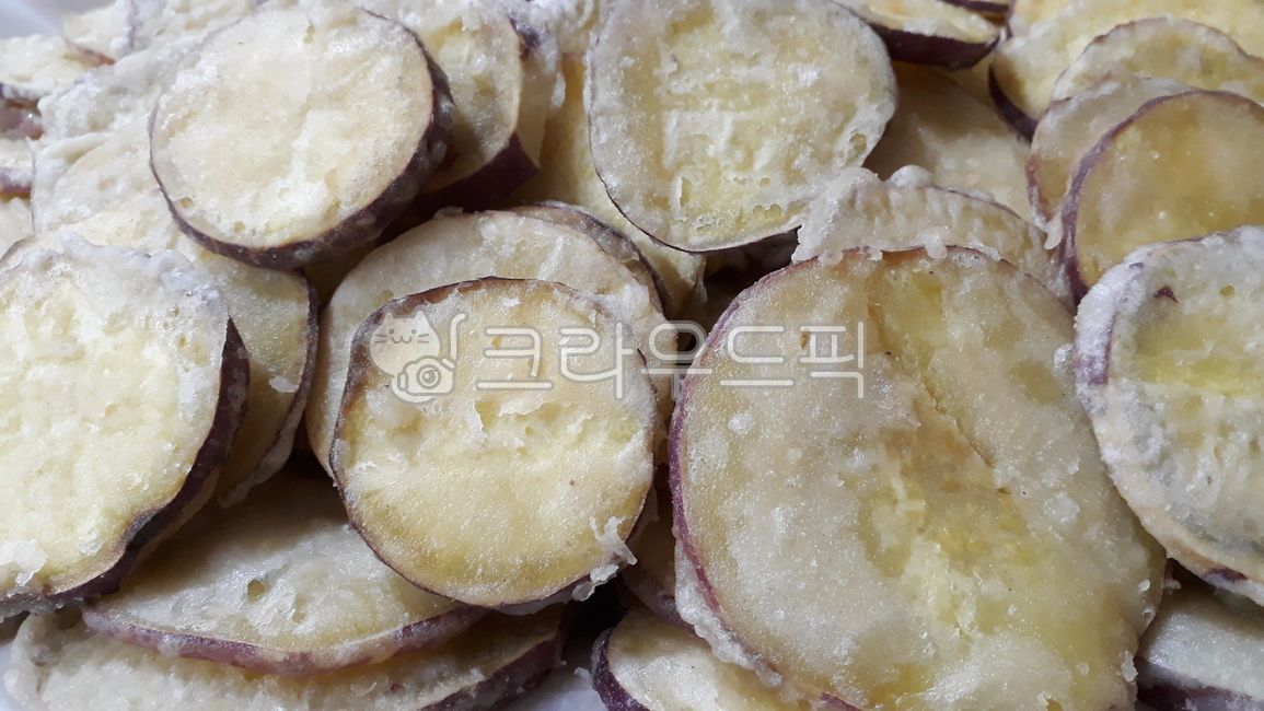 고구마튀김,슬라이스,sliced,sweetpotato,deepfried,fried,oil,음식,food,dish,cooking,snack,간식,closeup,homemade,homecook,recipe,round,둥근,동그란,썰기,튀기는,기름,밀가루,튀김옷,요리,topview,friedfood,튀김요리,채소,고구마,바삭바삭한,쌓인,많은,먹음직스러운,맛있는,delicious