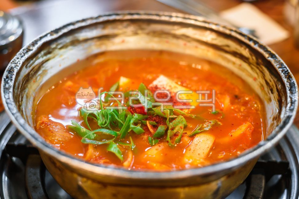 김치찌개,김치찌게,k푸드,한국음식,전통음식,고추,육수,고기,점심,뜨거운,요리,맛있는,채소,매운,식사,빨간색,미식가,음식점,밥,클로즈업,돼지고기,재료,탑뷰,레시피,한식,양파,두부,양념,식재료,짠맛,대파,양푼,냄비