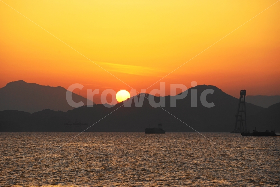 일몰,노을,선박,실루엣,색감,자연,풍경,nature,landscape,outdoors,옥외,sunlight,햇빛,sunset,dawn,새벽,red sky,붉은 하늘,sky,하늘,dusk,황혼