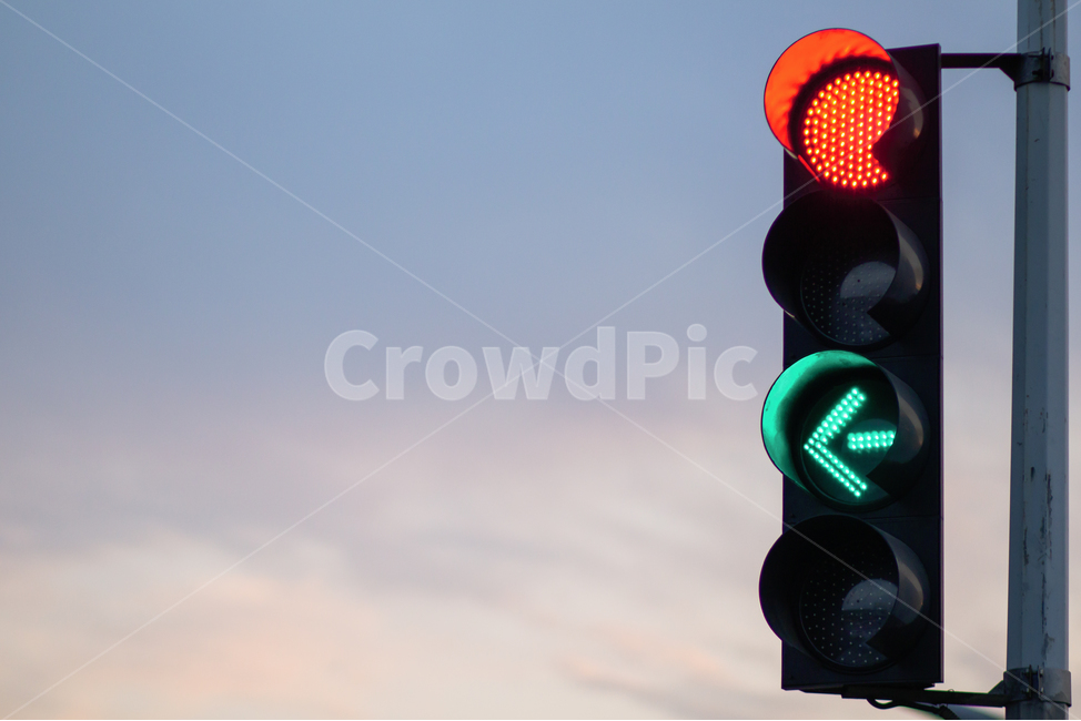 trafficlight,light,빛,저녁,저녁하늘,노을,신호등,신호,좌회전,교차로,교통,교통규칙,주의,배경,드라이브,교통안전,안전운전,자연,구름,길안내,표시,왼쪽길,하늘,안내,정보,조명,안전,세이프티