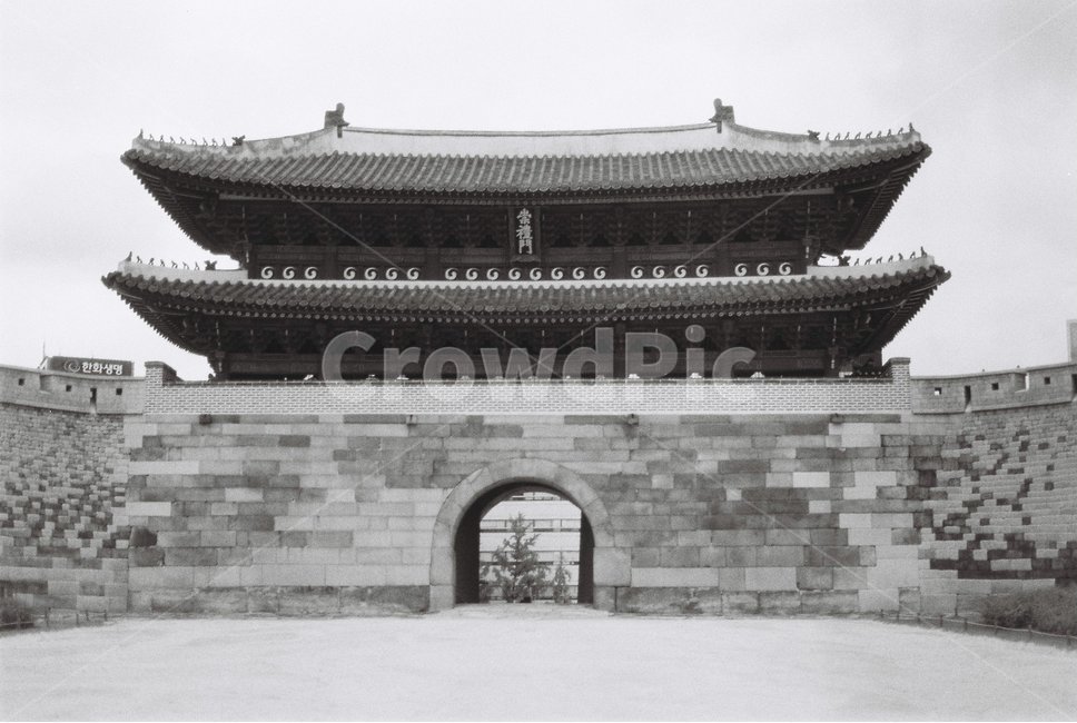 증명사진,흑백,남대문,한국적,입구,한국전통,한국문화,korean traditional,korean culture,랜드마크,landmark,tourist attraction,한국랜드마크,한국관광지,한국명소,korea landmark,korea tourist attraction,흑백,모노톤,monochrome,black and white,건축물,건물외관,exterior,building,structure,architecture,construction