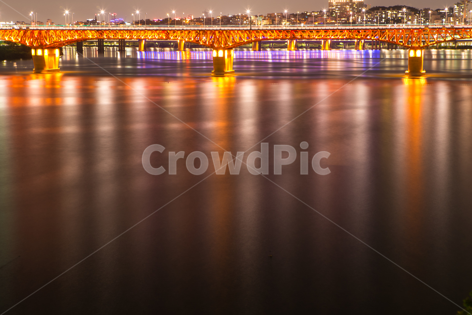 water,물,waterfront,워터프론트,dock,독,pier,교각,배경,건물,도시,야경,건축,건축물,다리,교량,한강,한강대교,대교,불빛,반영,강,하천,강변,도로,한강다리,강물,콘크리트,교통,통로,연결,빌딩,아파트,한강공원,어둠,공원,저녁,야간,성수대교,남산,한강시민공원,한강변,야경,밤,풍경,nightscape,night,landscape,도시,city,한국도시풍경,한국도시경관,korea cityscape