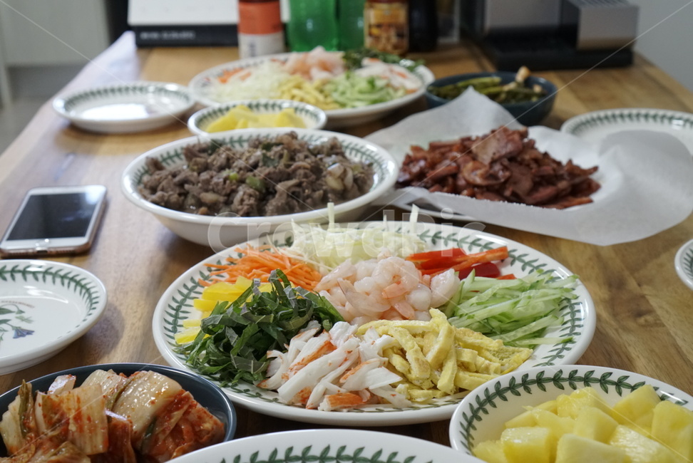 월남쌈,만찬,식사,요리,식재료,휴대전화,식품,불고기,집밥,오리고기,cellphone,vietnamesespringrolls,식탁