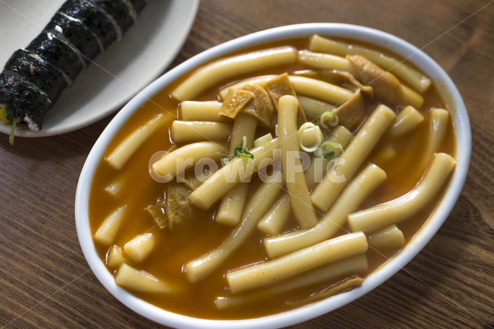 떡볶이,분식,쌀떡,밀떡,떡,고추장,국물,김밥,접시,분식집,음식,요리,한식,어묵,대파