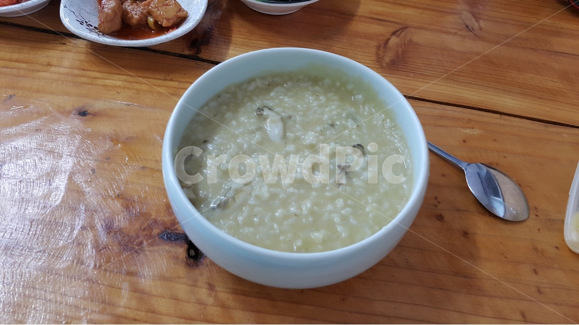 전복죽,죽,음식,요리,food,그릇,숟가락,나무탁자,정갈한,전복,재료,slowfood,한국음식,한식,음식,식재료,요리,food,cook,meal,dishes,food reserves,한식,한국음식,한국요리,korean food,korean dishes,korean meal,korean cook