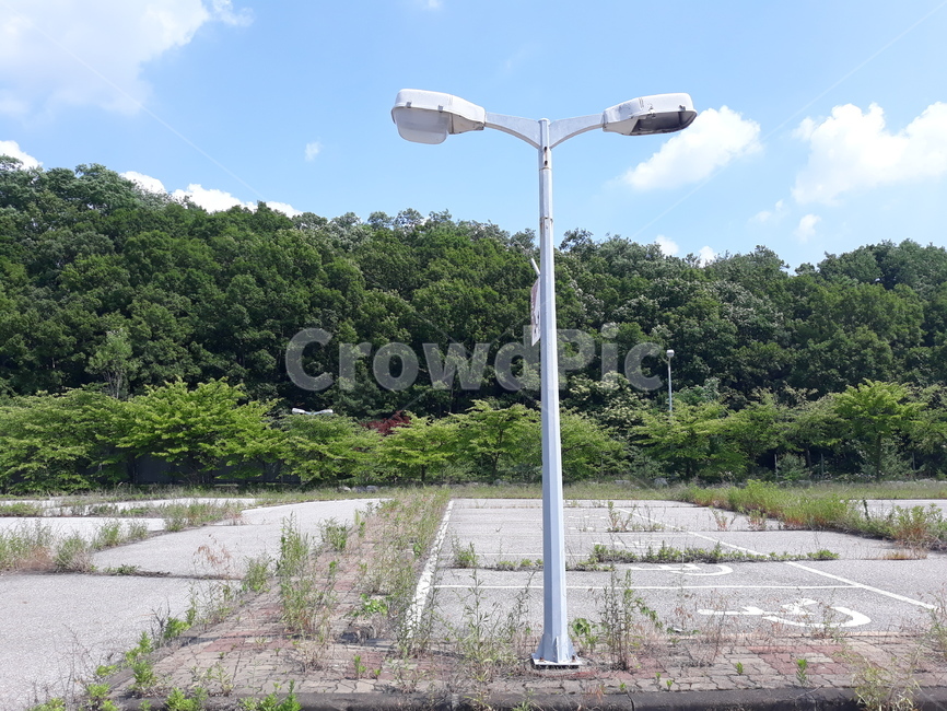 lamppost,램프포스트,가로등,streetlight,streetlamp,산,mountain,hill,parkinglot,주차장,잔디,grass,weed,잡초,vintage,빈티지