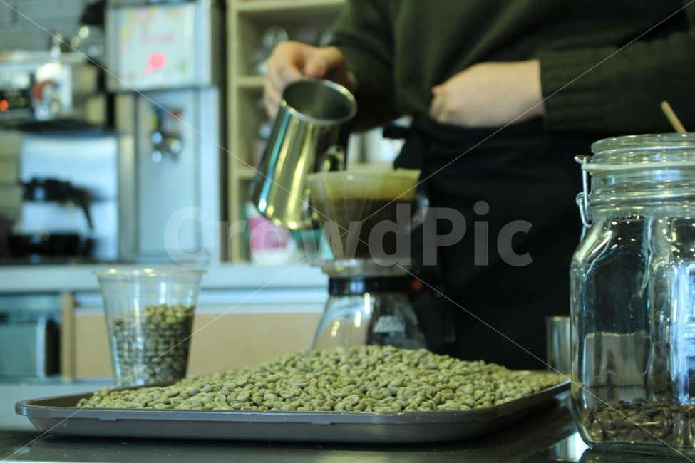 커피,카페,스페셜티,로스터리,인테리어,맛집,coffee,cafe,specialty,roastery,생두,원두,핸드드립,드립커피,바리스타,브루잉,사람,사람,인물,인간,human,person,신체일부,몸,body,커피,카페,coffee,cafe