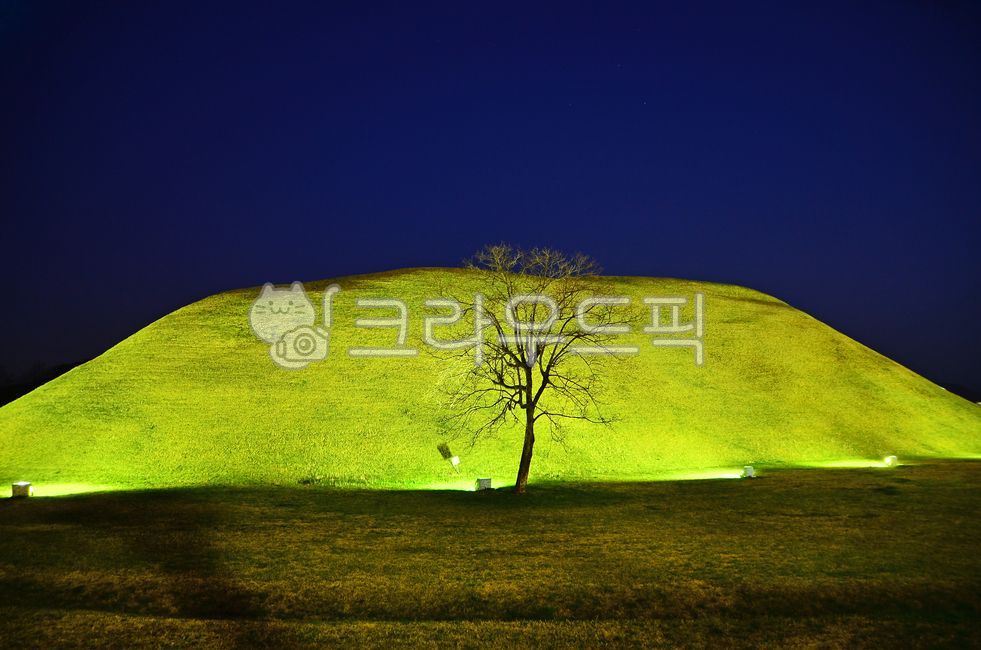 경주대릉원,대릉원,대능원,야경,조명,빛,경주,관광지,천마총,세계문화유산,유네스코문화유산,한국,경상북도,왕릉,관광,역사,풍경,무덤,경주관광,자연,한국문화유산,한국전통,한국문화,한국관광지,한국명소,landscape,koreantradition,koreanculture,koreatouristattraction