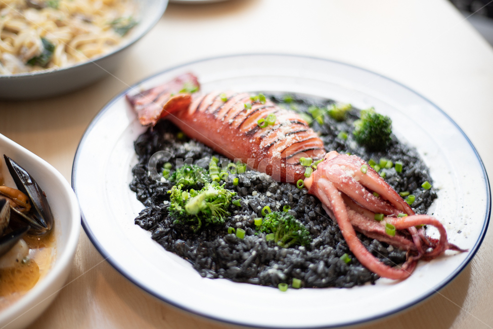 food,음식,seafood,해물,오징어,오징어먹물,오징어먹물리조또,리조또,risotto,squid,squidinkrisotto,접시,dish,plate,요리,cook,음식,식재료,요리,food,cook,meal,dishes,food reserves,양식,서양음식,서양요리,western food,western dishes,western meal,western cook