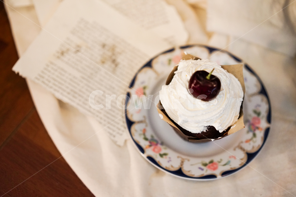 컵케익,케익,체리,빵,디저트,간식,카페,음식,식재료,요리,food,cook,meal,dishes,food reserves,빵,bread,디저트,간식,후식,dessert,snack,감성,sensible,feeling