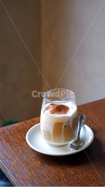 cafe,coffee,latte,cream,esspresso,table,wood,interior,glass,dish,까페,라떼,커피숍,나무,테이블,인테리어,빈티지,글라스,접시,커피,카페,coffee,cafe,감성,sensible,feeling