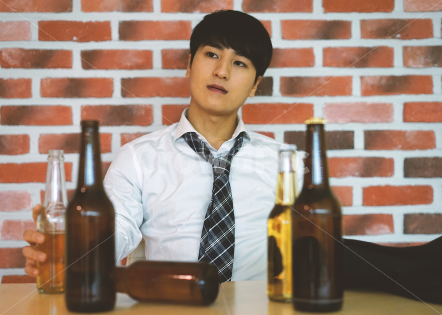 남성,남자,펍,맥주,비어,beer,술,음주,과음,맥주병,병맥주,알코올,직장인,회사원,사람,인물,인간,human,person,남성,남자,man,male,술,주류,alcohol,산업,industry,industrial,비즈니스,사업,business,service,work