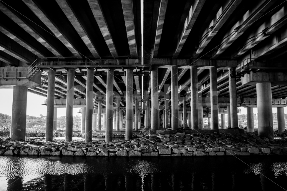 다리,강변,흑백,교각,교각아래서,흑백,모노톤,monochrome,black and white,건축물,건물외관,exterior,building,structure,architecture,construction