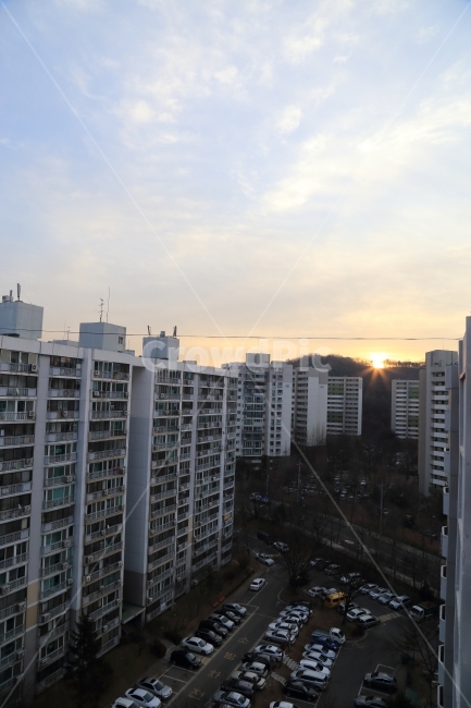 아침,출근,도시,해,시작,분주함,하루,아파트,주차장,지침,직장인,월급,가장,회사,도시,풍경,city,landscape,한국도시풍경,한국도시경관,korea cityscape,building,건물,town,urban,어반,high rise,고층 건물,시티,apartment building